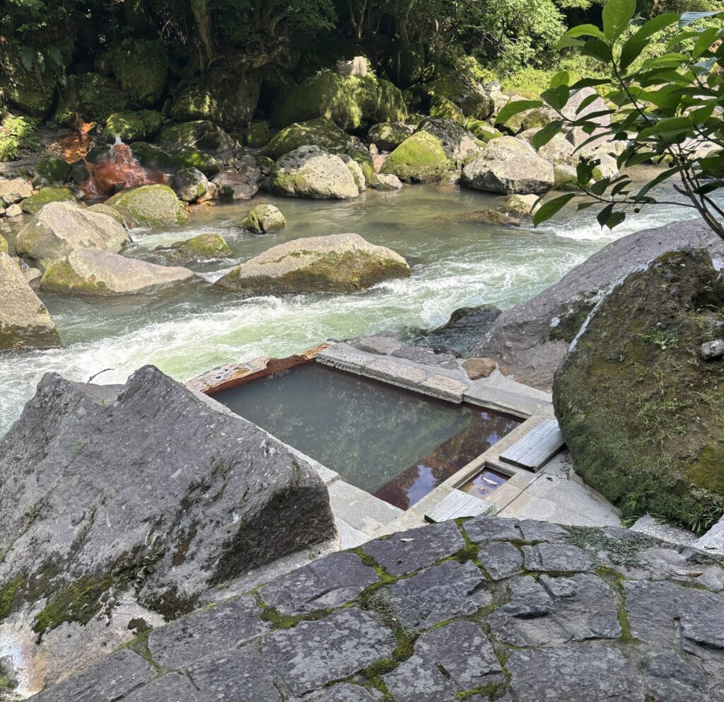 石原荘天降川と並ぶ足湯
(2026年6月筆者撮影)
