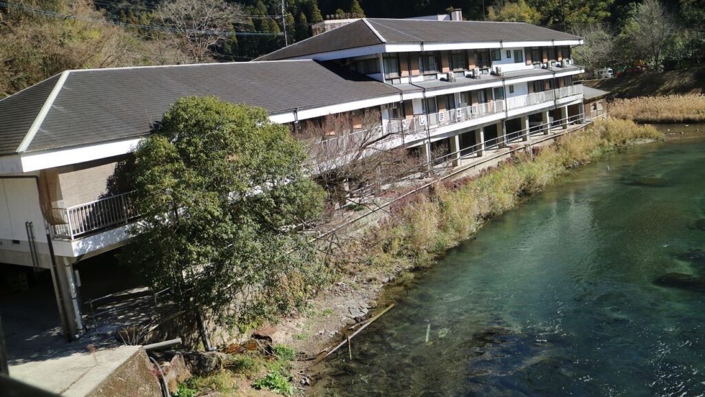 出典元：田島本館フェースブックより川沿い側写真